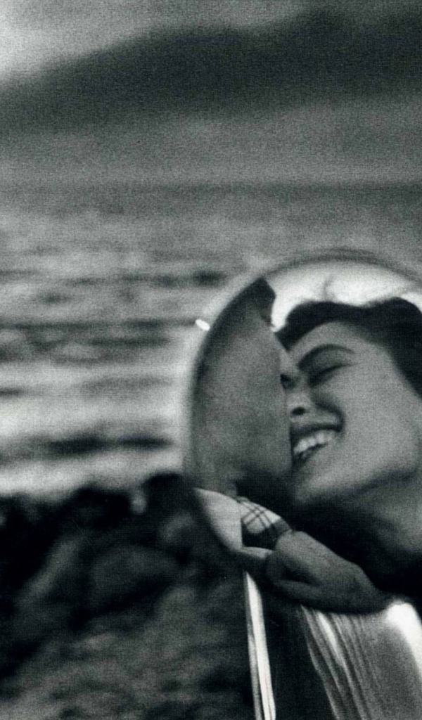 Фотография пара целуется в машине