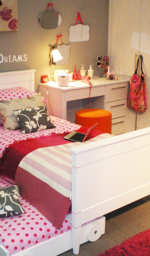 Подушки на кровати в детской