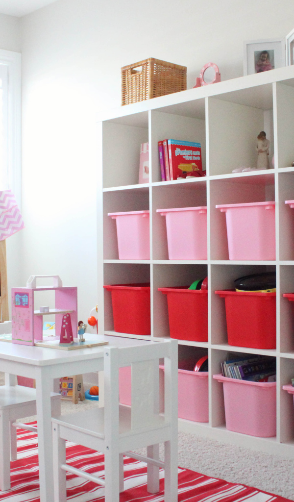 Розовые и красные ящики для игрушек