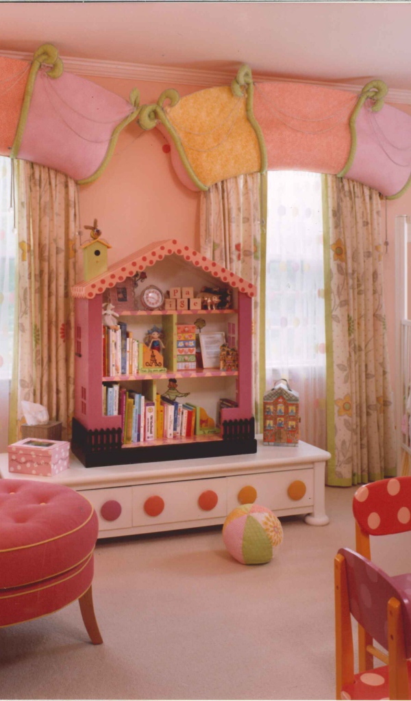 Розовые стены в детской