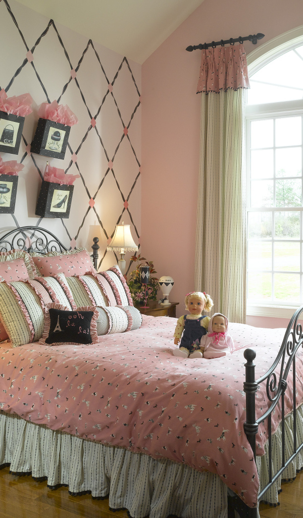 Розовые стены в спальне