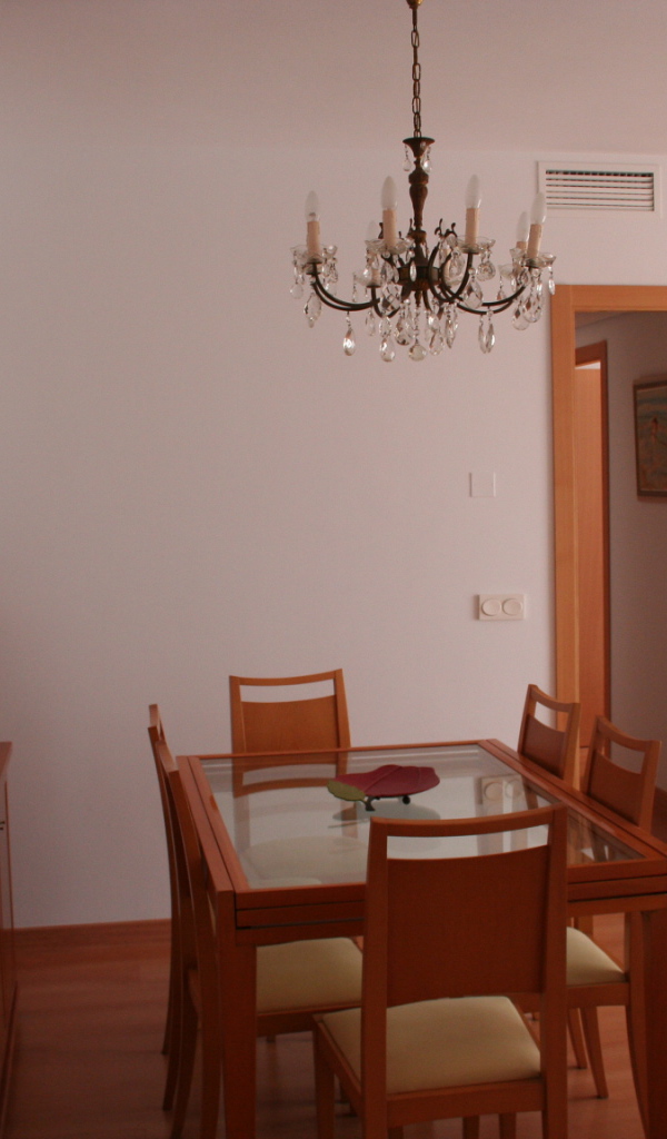 Розовые стены в столовой