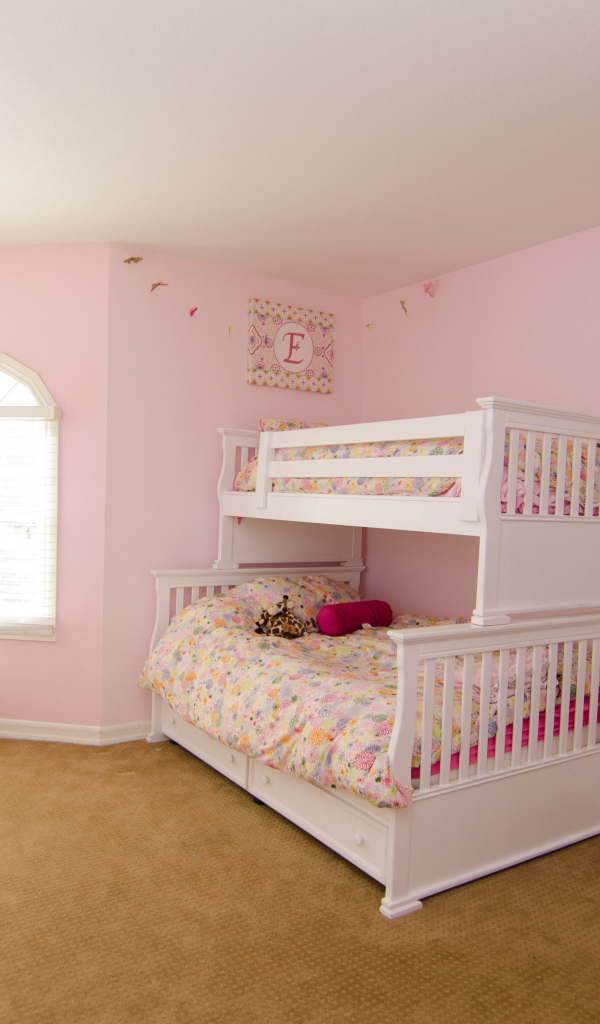 Розовые стены в детской комнате