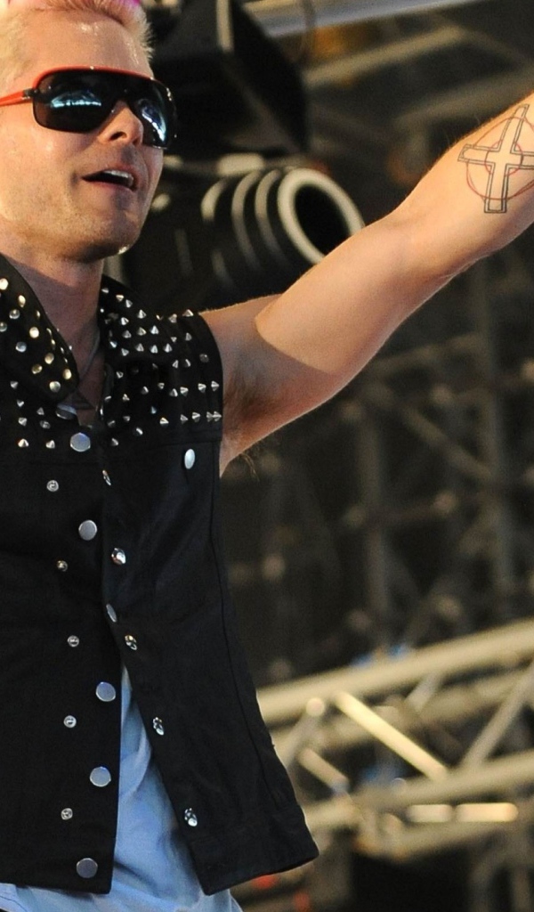 Популярный певец с татуировкой