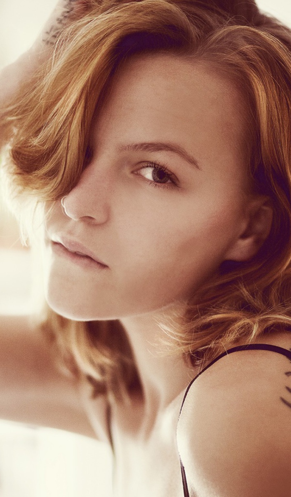 Портрет девушки с татуировкой