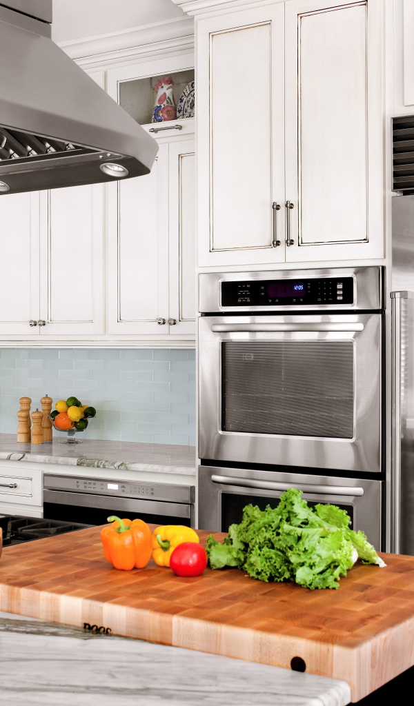 Продукты на столе в кухне