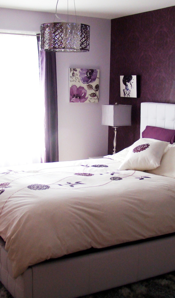 Фиолетовая стена в спальне