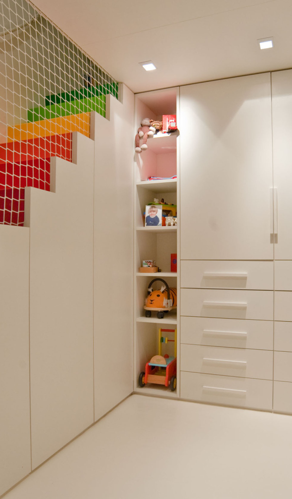 Радужная лестница в детской комнате