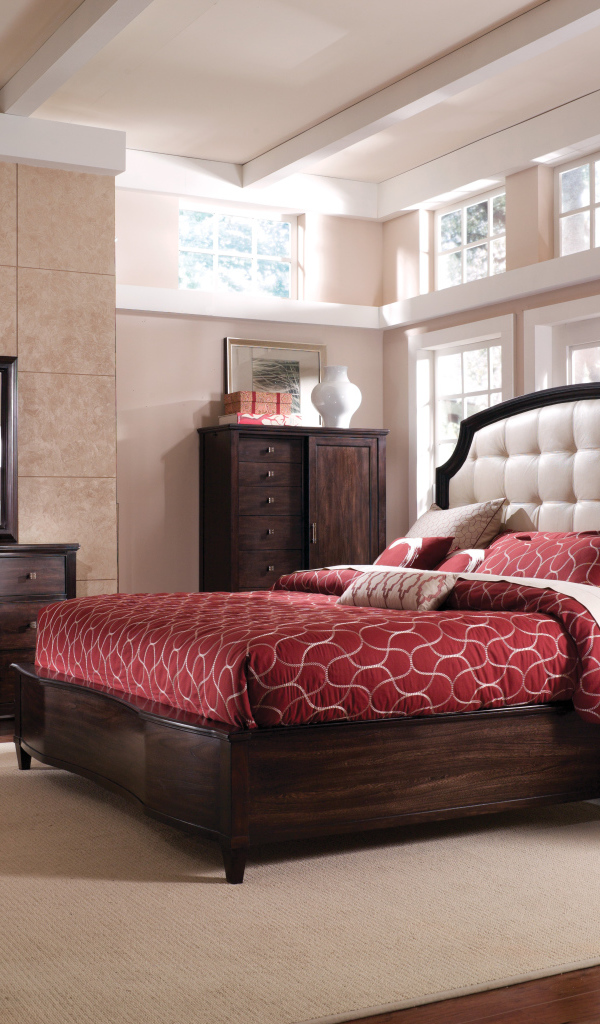 Красное покрывало на кровати в спальне