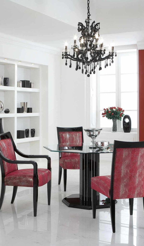 Красные стулья в столовой