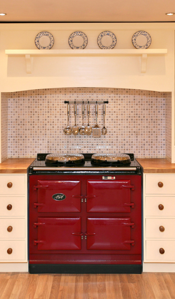 Красная печь в кухне