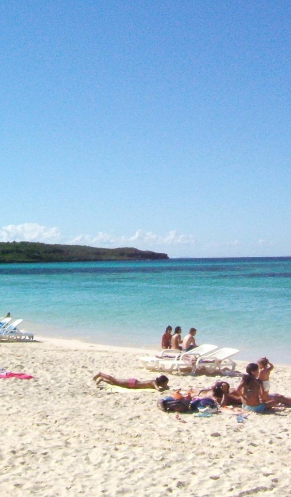 Отдых на пляже на курорте Гуардалавака, Куба