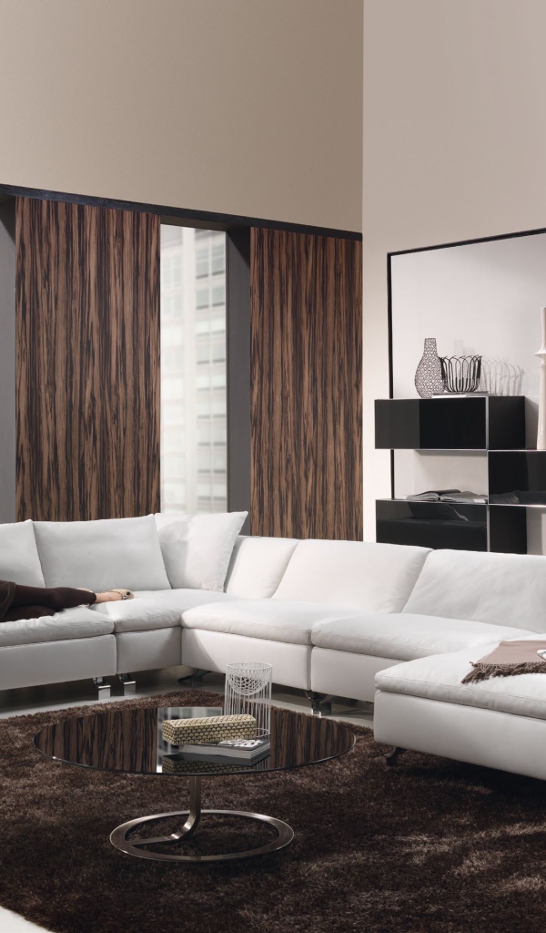 Отдых на диване в гостиной