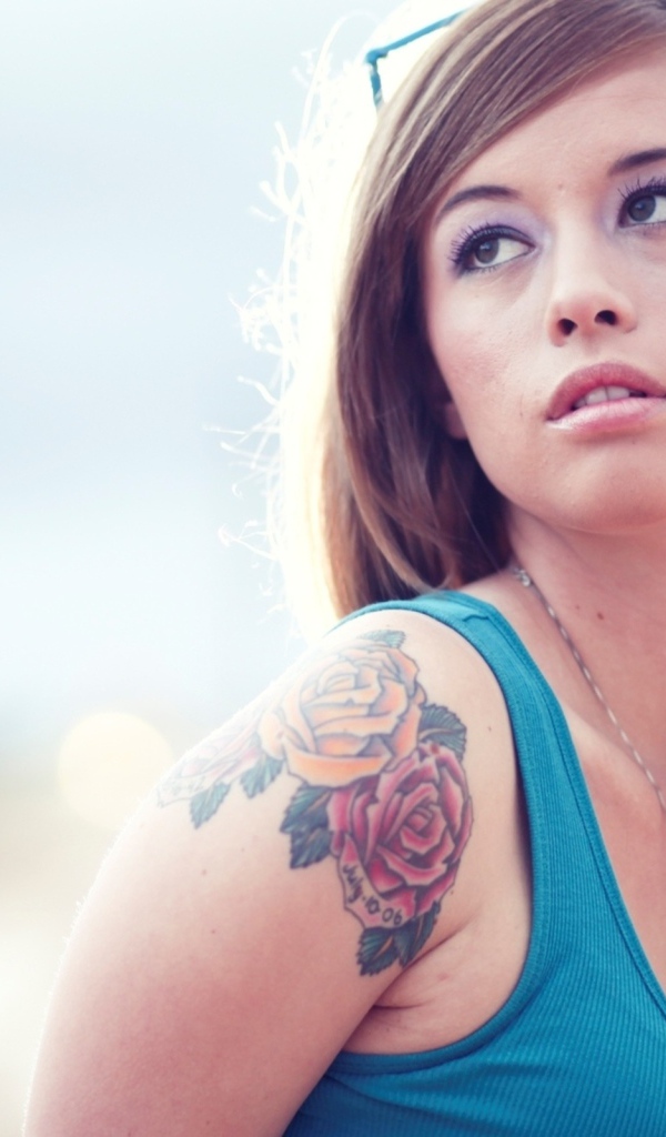 Татуировка розы на плече у девушки
