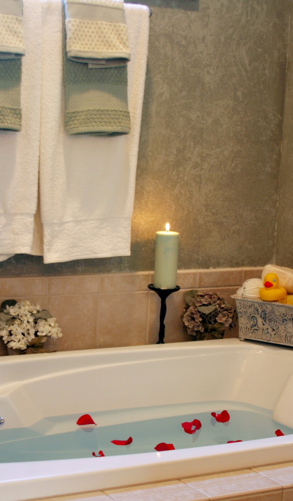 Лепестки розы в ванной