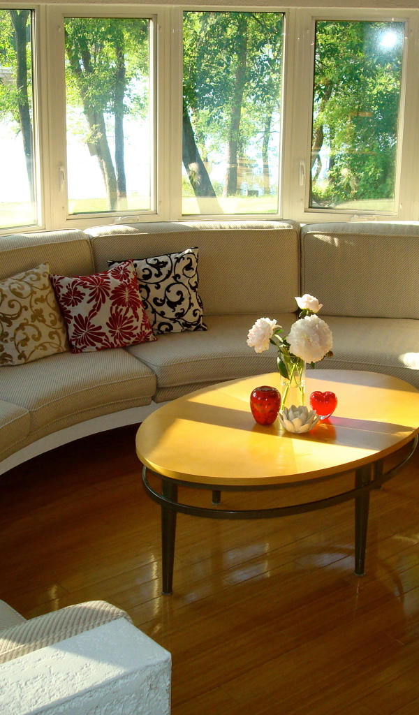 Круглая веранда с диваном