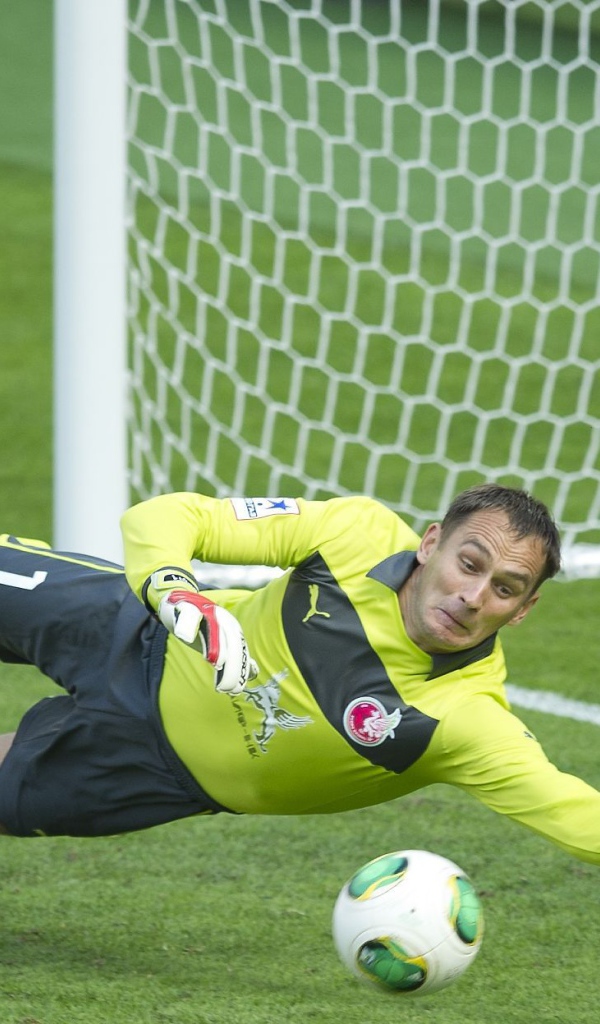 Сергей Рыжиков вратарь Рубина ловит мяч