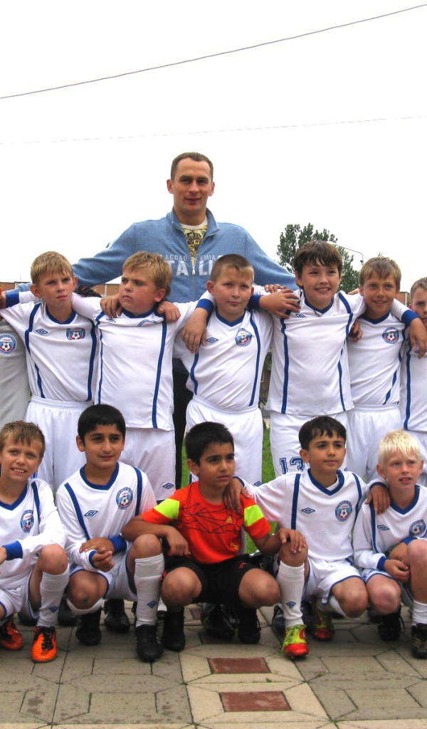 Сергей Рыжиков вратарь Рубина с юными болельщиками