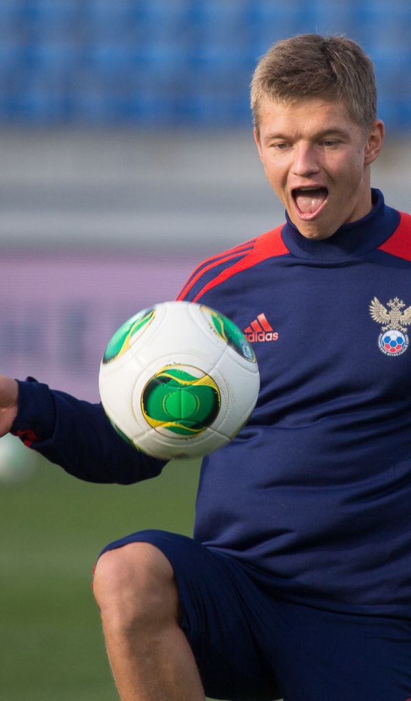 Полузащитник сборной России Олег Шатов