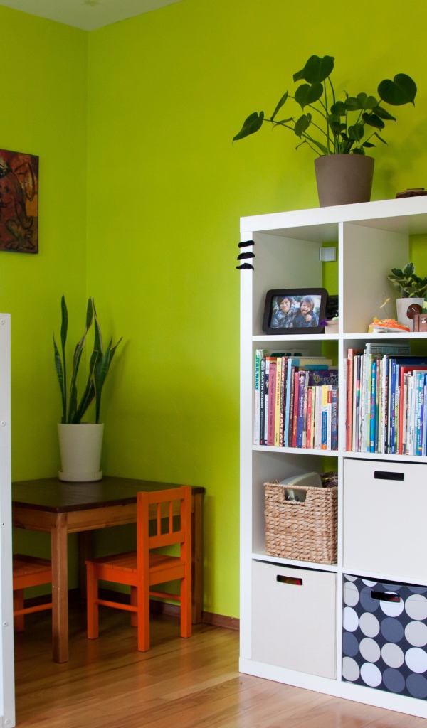 Полки в детской комнате