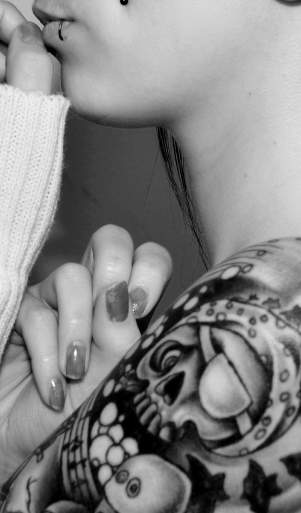 Татуировка на плече девушки