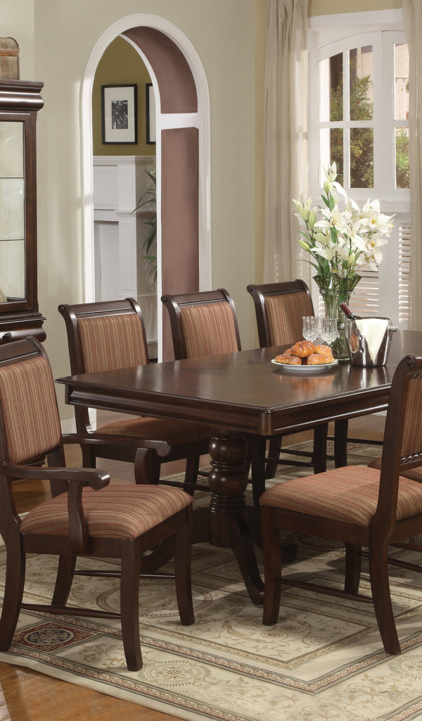 Сервант с посудой в столовой