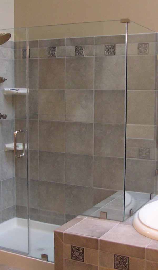 Раковина рядом с душевой кабиной