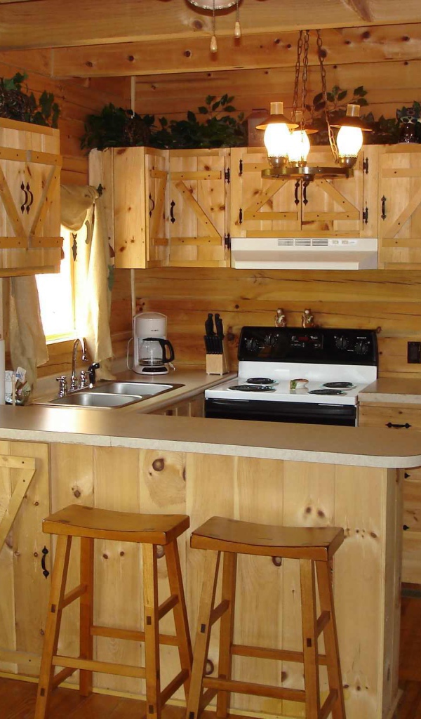 Небольшая деревянная кухня