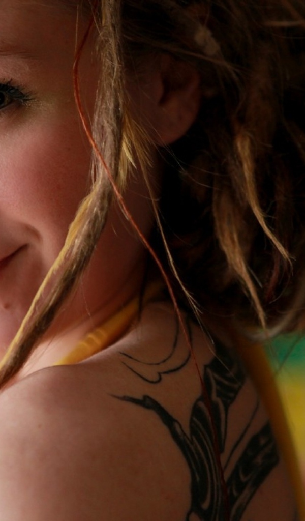 Улыбающаяся девушка с пирсингом в носу