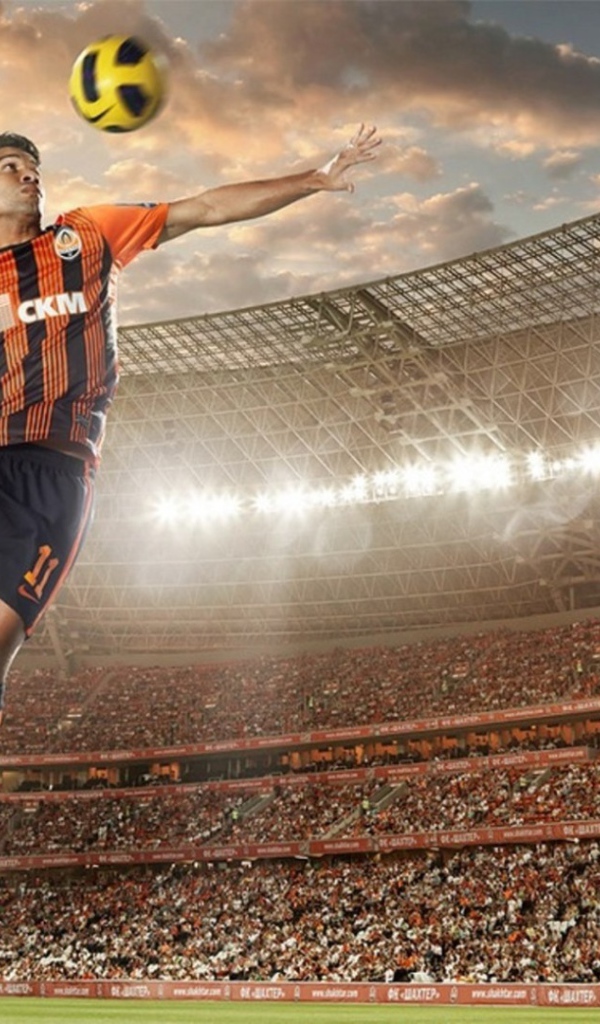 Футболист отбивает мяч