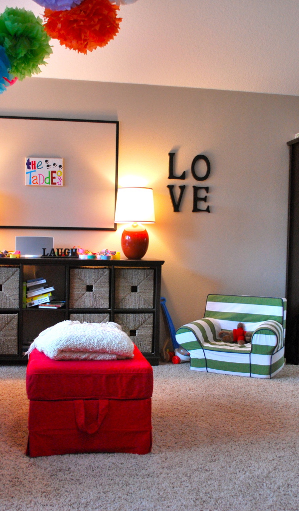 Диван в детской комнате