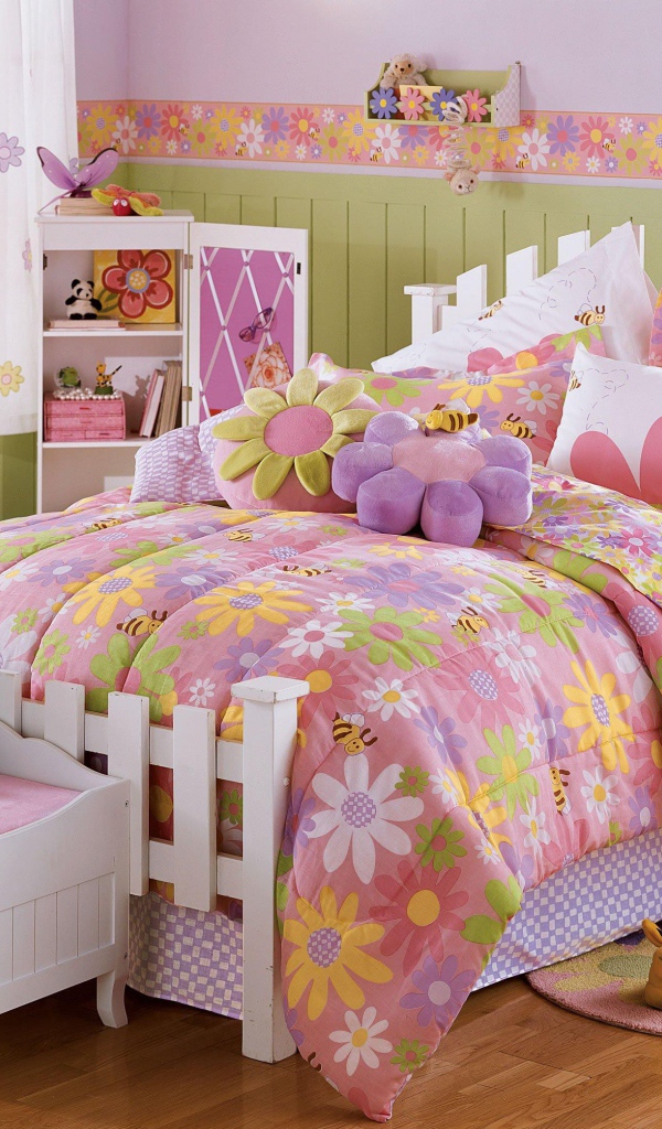 Мягкие игрушки на кровати в детской