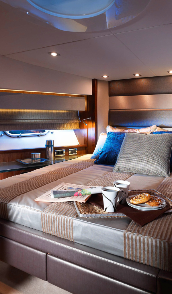 Просторная кровать в спальне