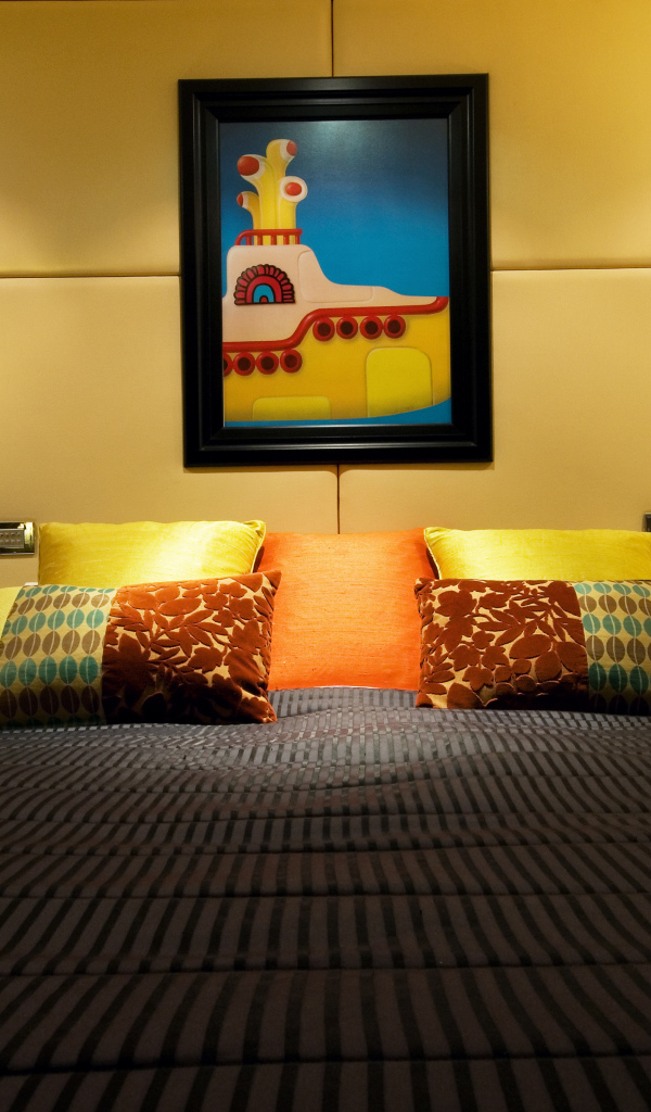 Просторная кровать в детской комнате