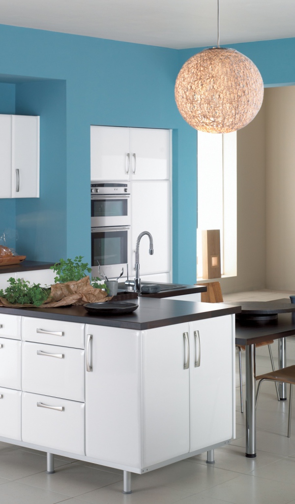 Просторная голубая кухня