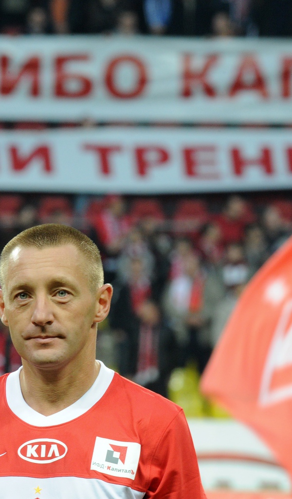 Андрей Тихонов тренер Спартака на фоне трибун