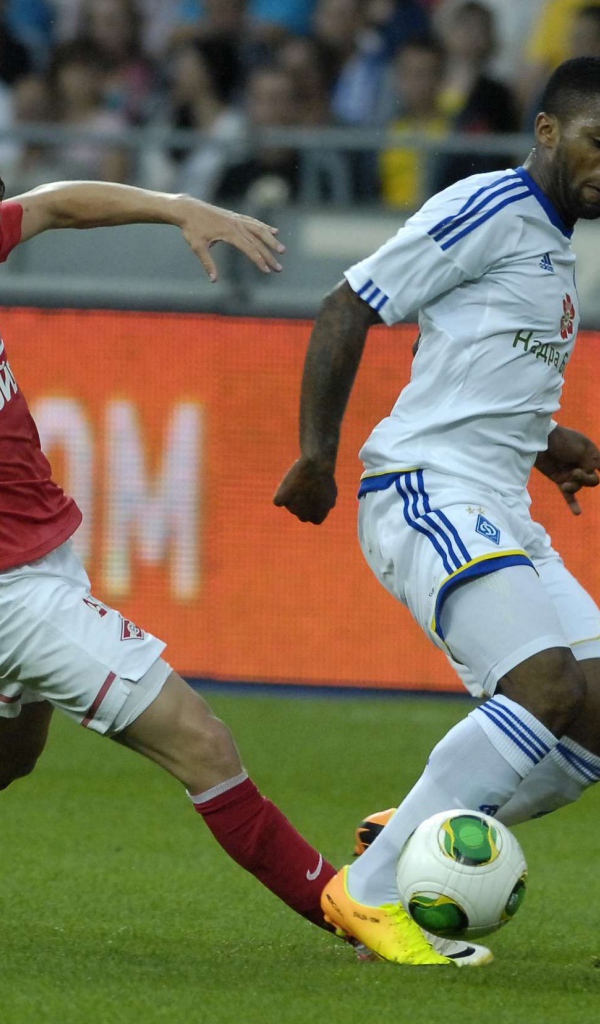 Защитник Спартака Евгений Макеев за работой