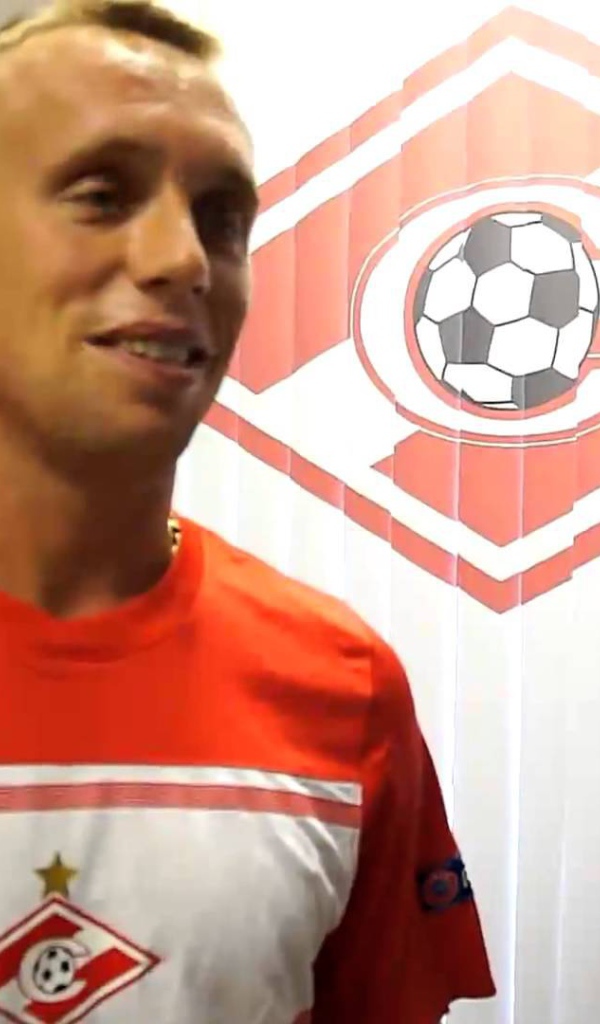 Денис Глушаков полузащитник Спартака на фоне логотипа команды