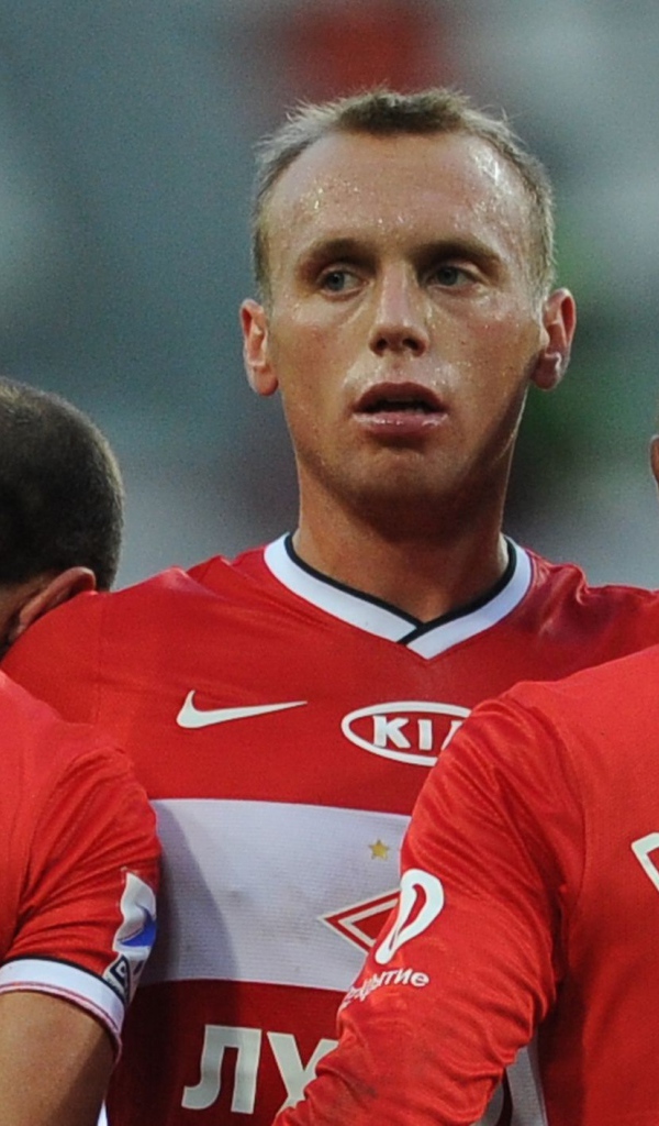 Денис Глушаков полузащитник Спартака с коллегами