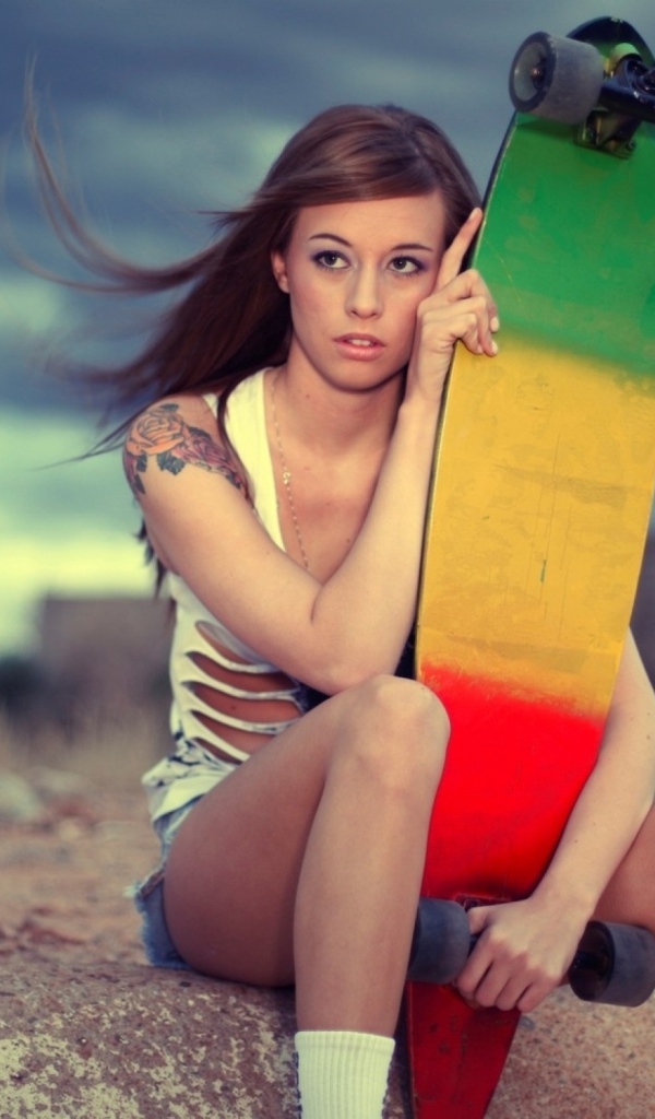 Спортивная девушка и скейтборд