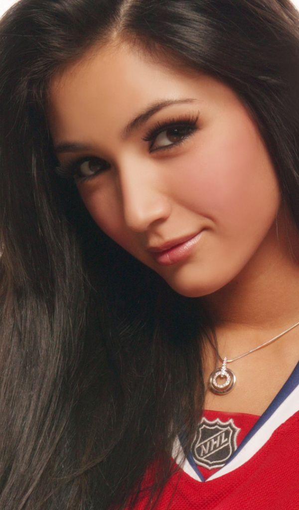 Спортивная девушка в красной футболке