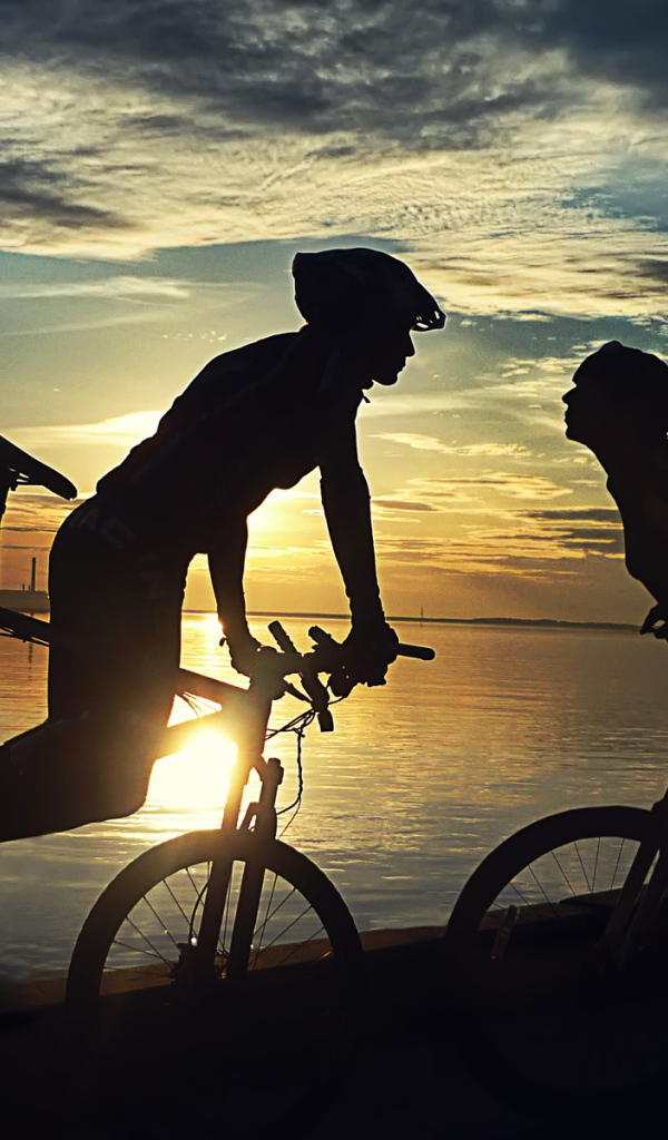 Спортивная девушка на велосипеде