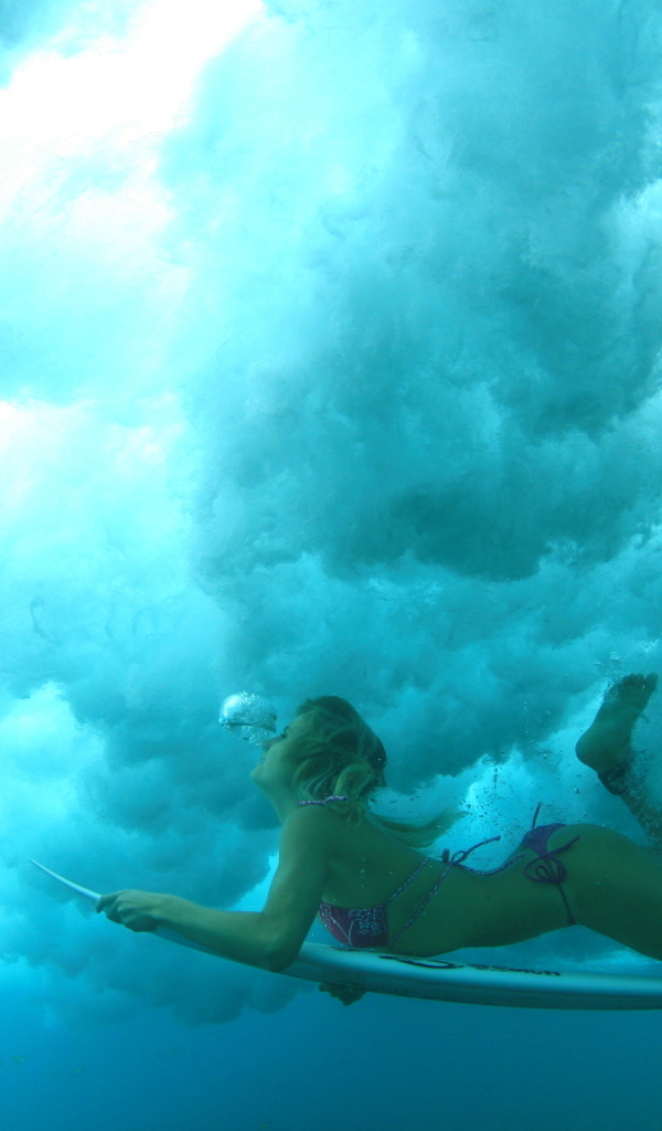 Спортивная девушка под водой