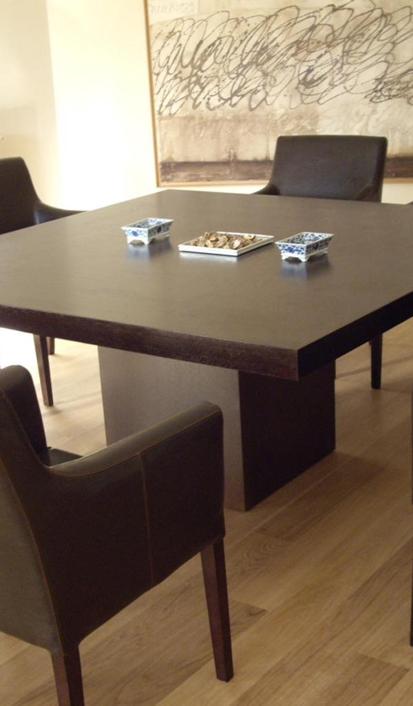 Квадратный стол в столовой