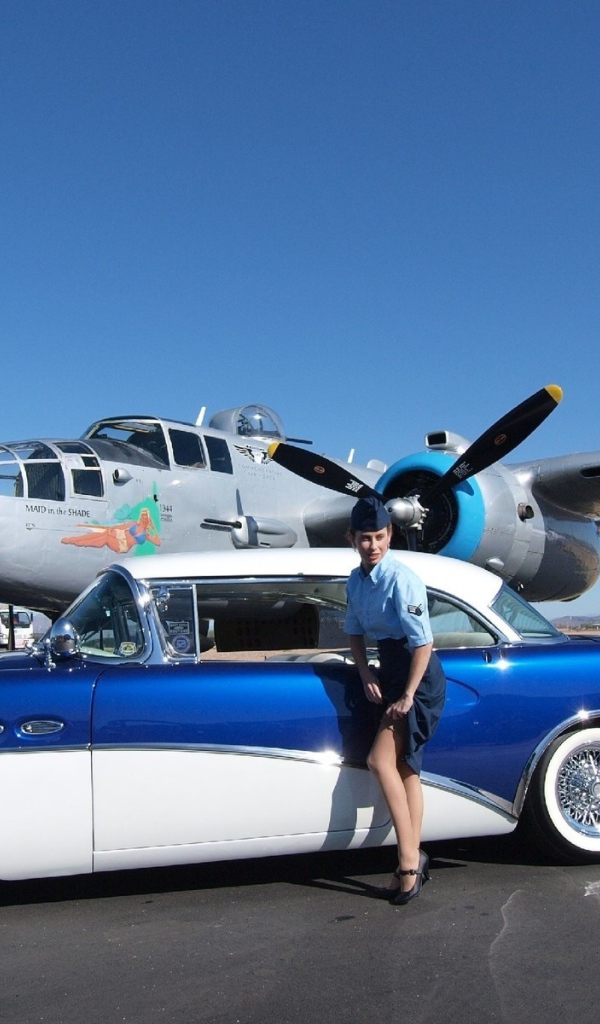 Стюардесса возле ретро автомобиля