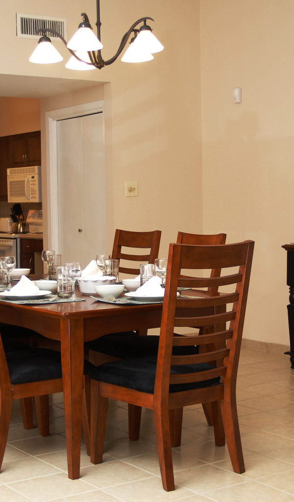 Каменная стена в столовой