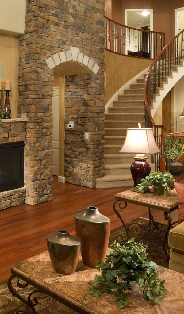 Каменные стены в гостиной