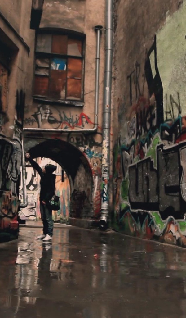 Улица с множеством граффити