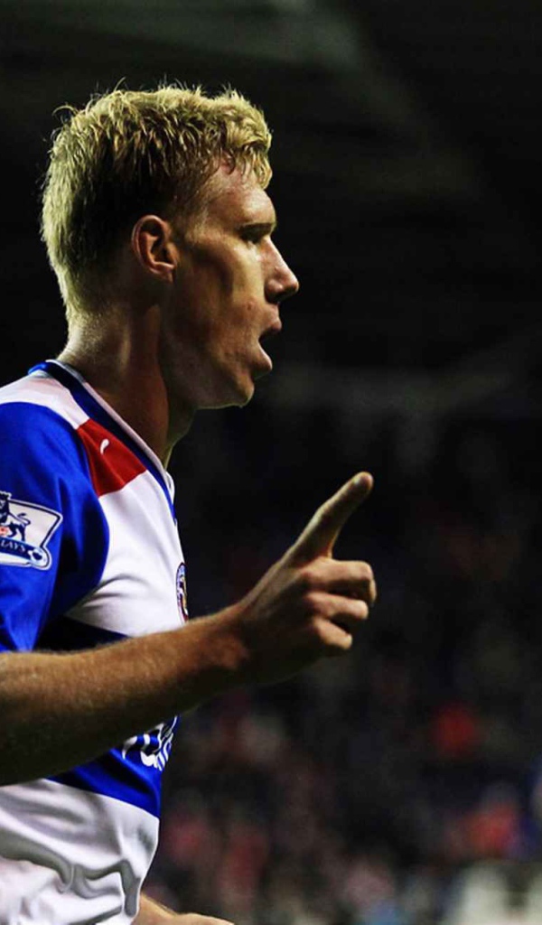 Павел Погребняк нападающий клуба Рединг на поле