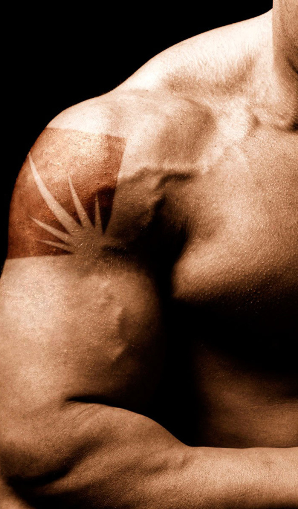 Сильный мужчина с тату